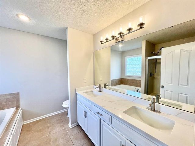 8801 N Kirkwood Avenue, Kansas City, MO 64154