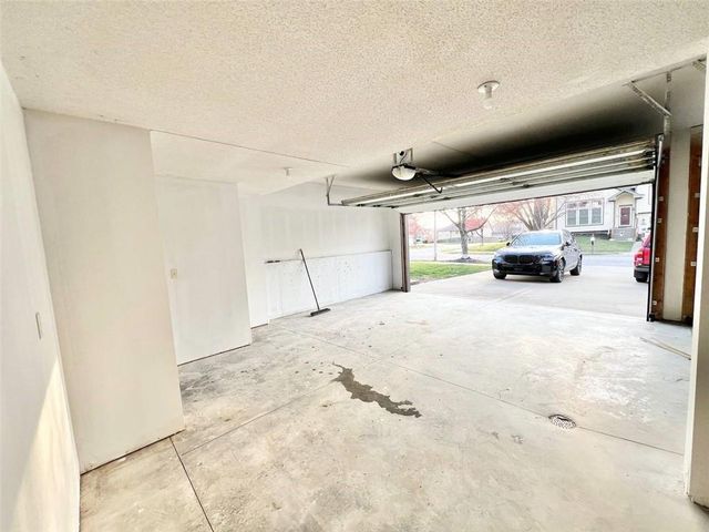 8801 N Kirkwood Avenue, Kansas City, MO 64154