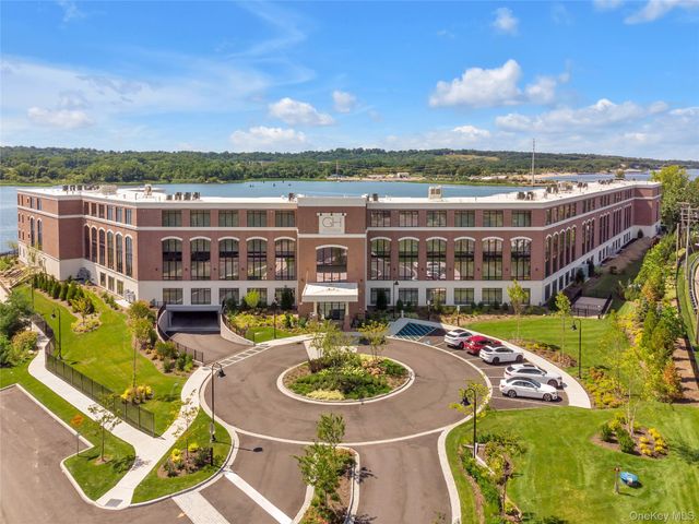10 Shore Road 208, Glenwood Landing, NY 11547