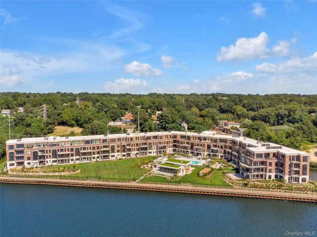 10 Shore Road 208, Glenwood Landing, NY 11547