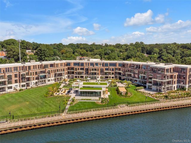 10 Shore Road 208, Glenwood Landing, NY 11547
