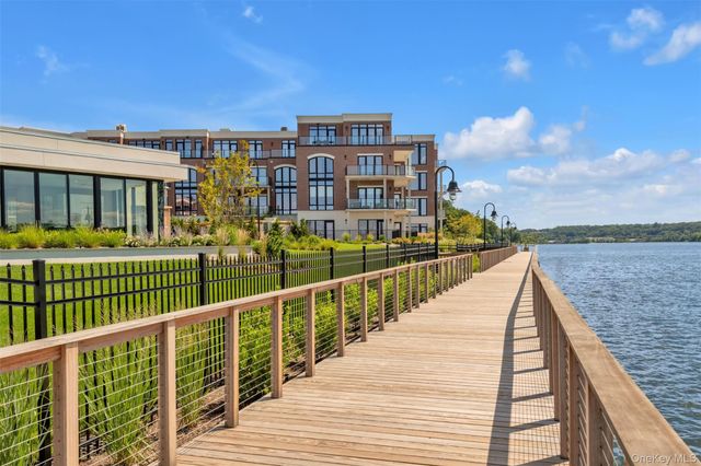 10 Shore Road 208, Glenwood Landing, NY 11547