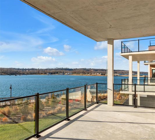 10 Shore Road 208, Glenwood Landing, NY 11547