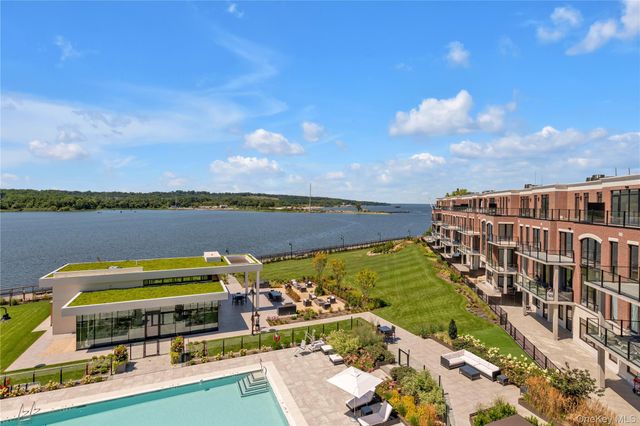10 Shore Road 208, Glenwood Landing, NY 11547