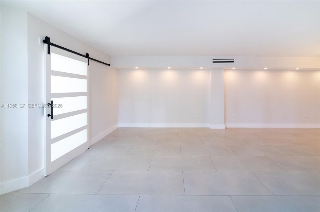 Image 7 of property listing at 825 Brickell Bay Dr 1448, Miami, FL 33131