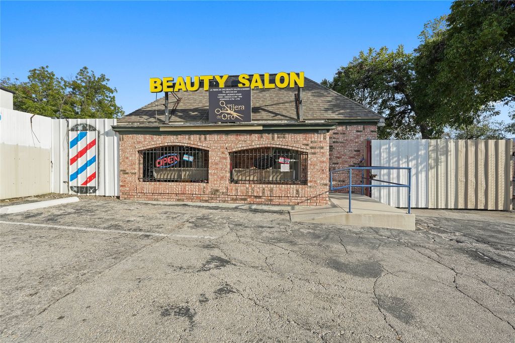 3021 E Lancaster Avenue, Fort Worth, TX 76103 — exterior