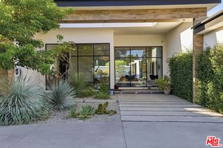 22935 Oxnard Street, Los Angeles, CA 91367