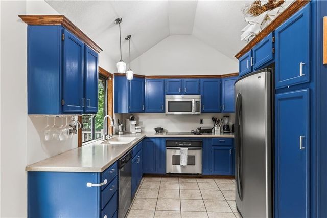 8216 NW Delta Drive, Kansas City, MO 64151