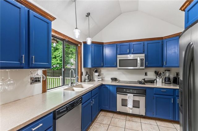 8216 NW Delta Drive, Kansas City, MO 64151