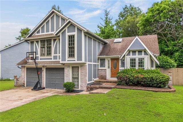 8216 NW Delta Drive, Kansas City, MO 64151