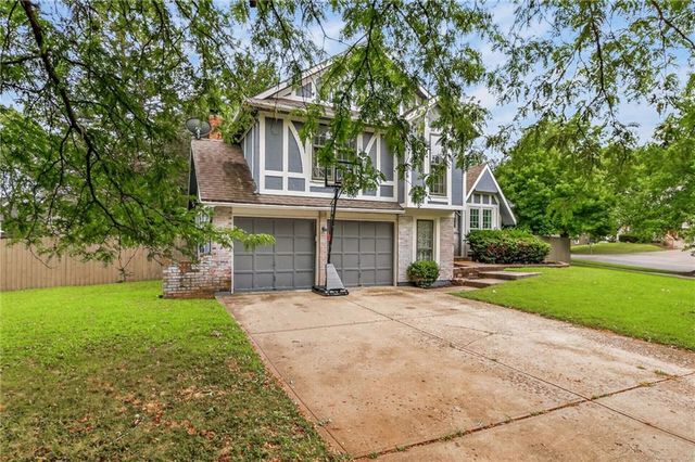 8216 NW Delta Drive, Kansas City, MO 64151