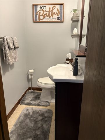 174 Woodstone Ln, New Kensington, PA 15068