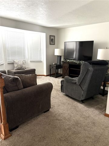 174 Woodstone Ln, New Kensington, PA 15068