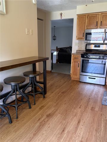 174 Woodstone Ln, New Kensington, PA 15068