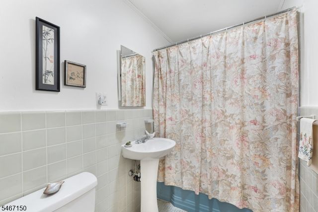11 Hamilton Drive East, North Caldwell Boro, NJ 07006