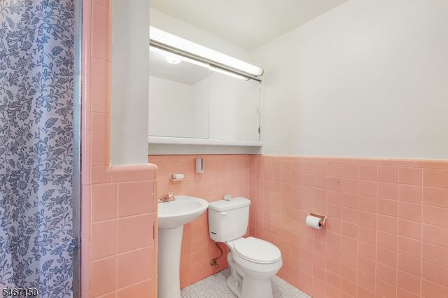 11 Hamilton Drive East, North Caldwell Boro, NJ 07006