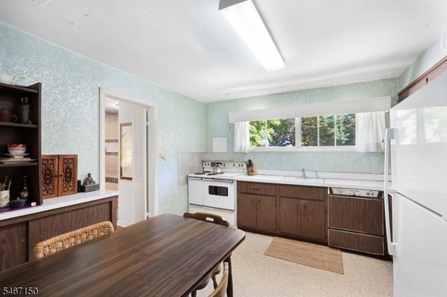 11 Hamilton Drive East, North Caldwell Boro, NJ 07006