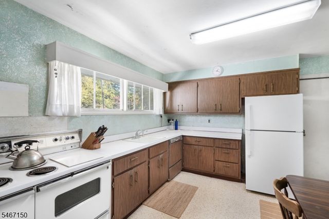 11 Hamilton Drive East, North Caldwell Boro, NJ 07006