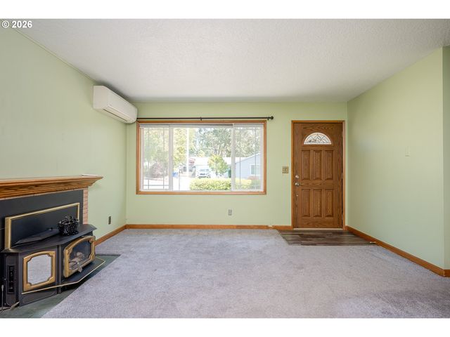 910 CORNELL Ave, Gladstone, OR 97027