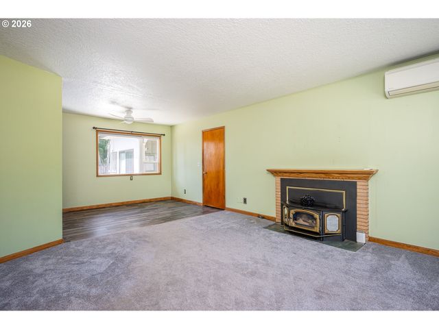 910 CORNELL Ave, Gladstone, OR 97027