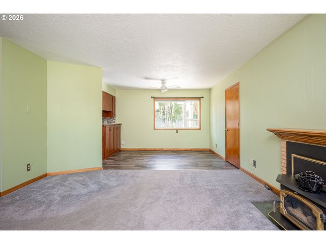 910 CORNELL Ave, Gladstone, OR 97027