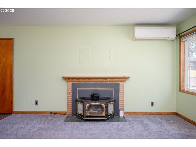 910 CORNELL Ave, Gladstone, OR 97027