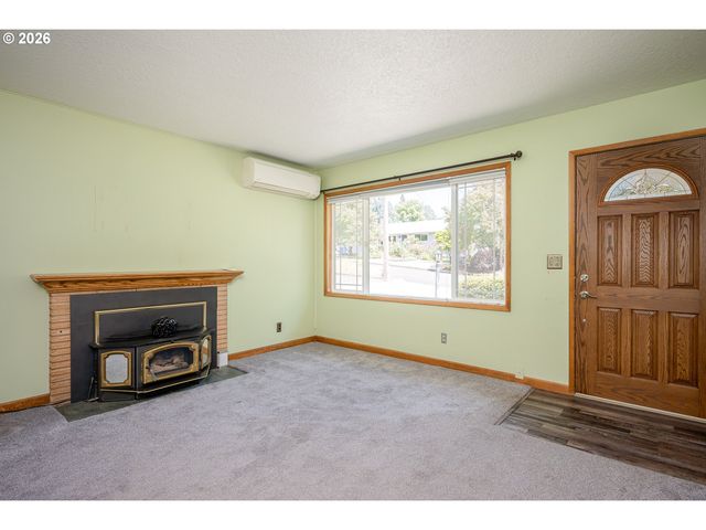 910 CORNELL Ave, Gladstone, OR 97027