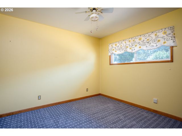 910 CORNELL Ave, Gladstone, OR 97027