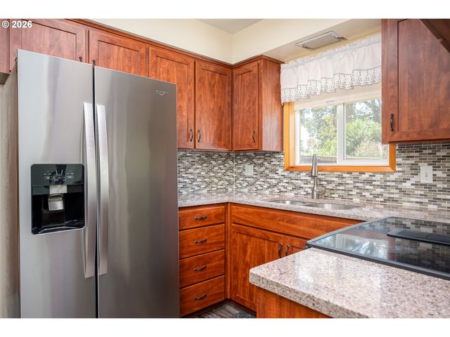 910 CORNELL Ave, Gladstone, OR 97027