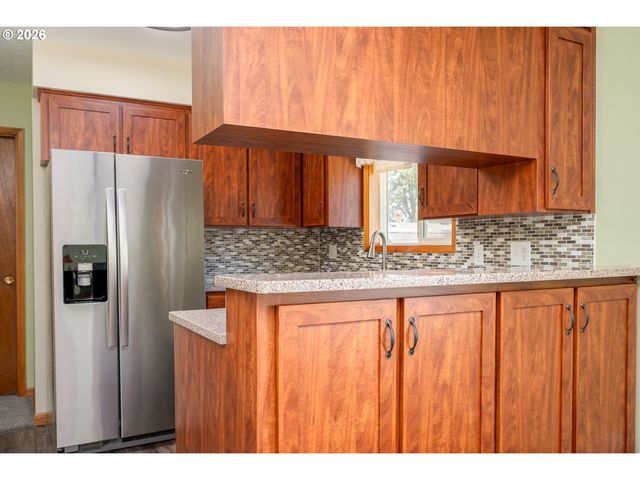 910 CORNELL Ave, Gladstone, OR 97027