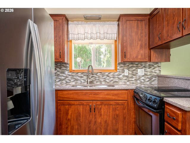 910 CORNELL Ave, Gladstone, OR 97027