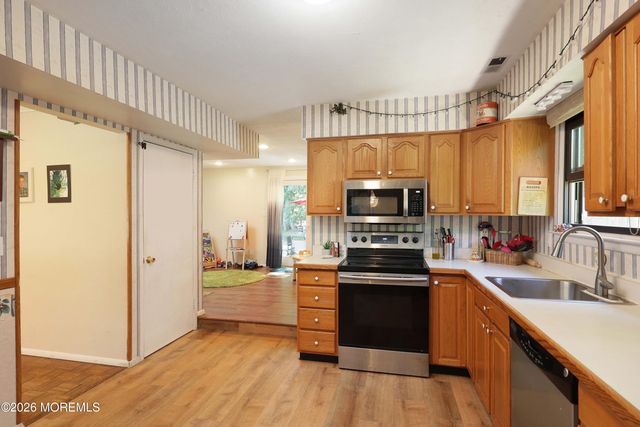 13 Pioneer Drive, Howell, NJ 07731