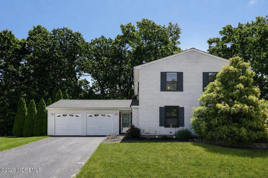 13 Pioneer Drive, Howell, NJ 07731