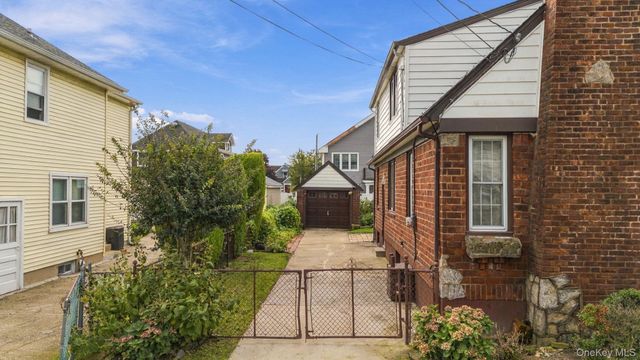 135 Fairfield Avenue, Mineola, NY 11501