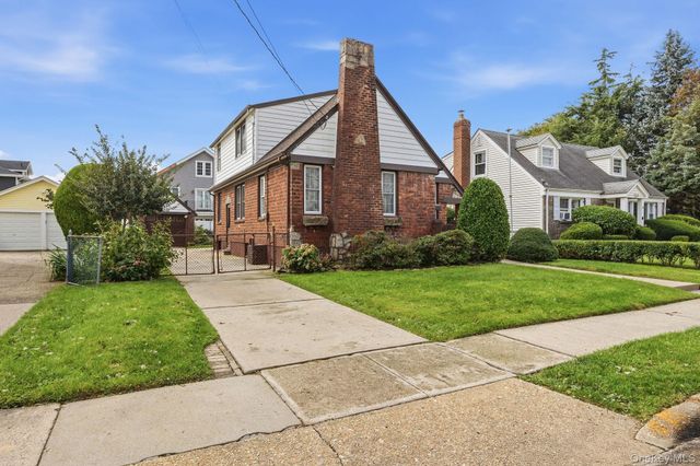 135 Fairfield Avenue, Mineola, NY 11501
