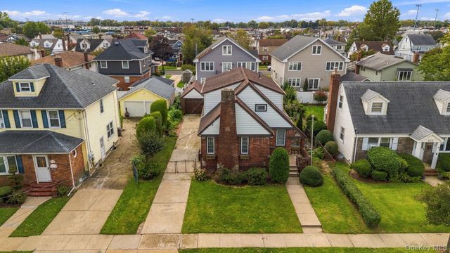 135 Fairfield Avenue, Mineola, NY 11501