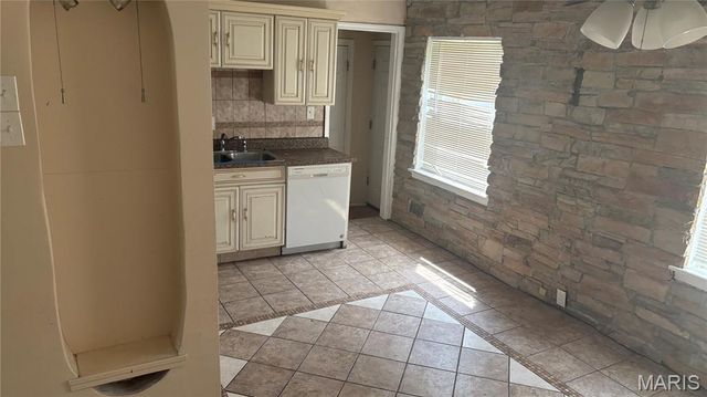 1525 Westmont Place, St Louis, MO 63130