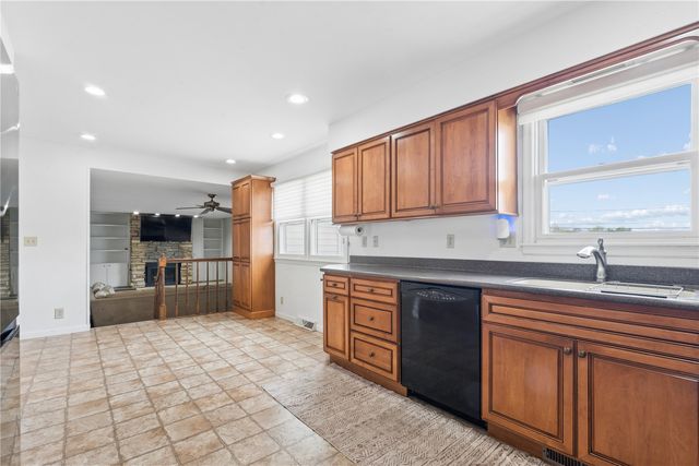 3614 Sue Ln, Cedar Rapids, IA 52405