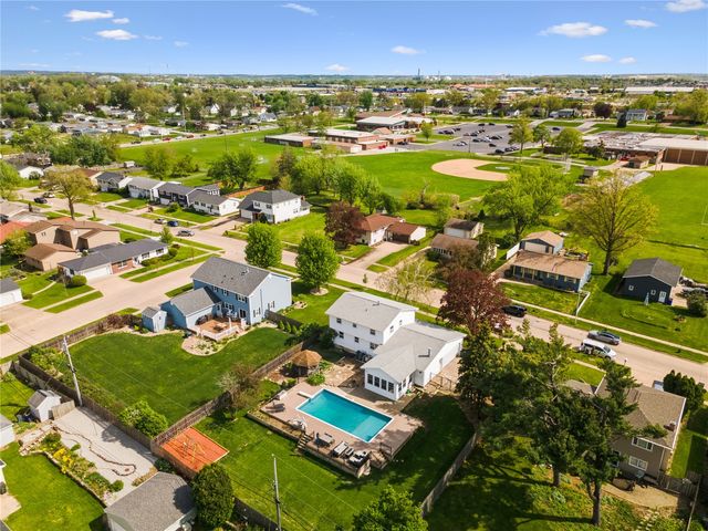 3614 Sue Ln, Cedar Rapids, IA 52405