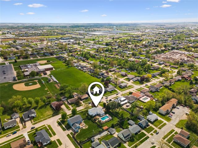 3614 Sue Ln, Cedar Rapids, IA 52405