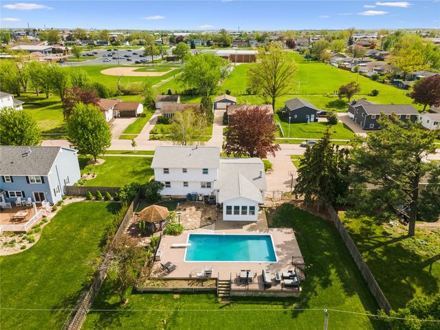 3614 Sue Ln, Cedar Rapids, IA 52405