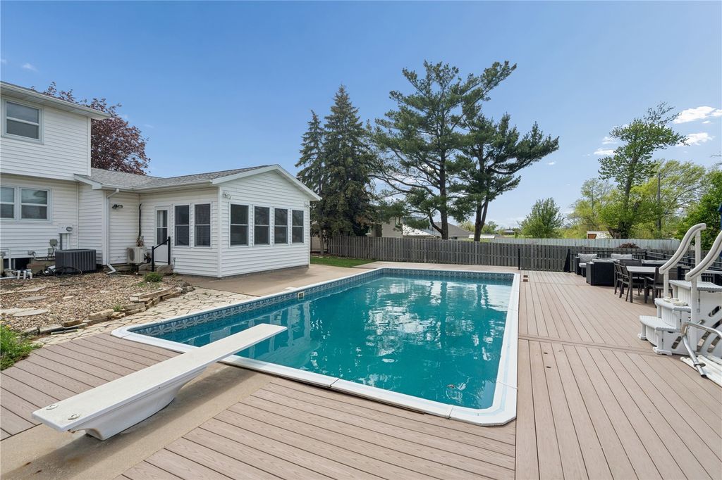 3614 Sue Ln, Cedar Rapids, IA 52405