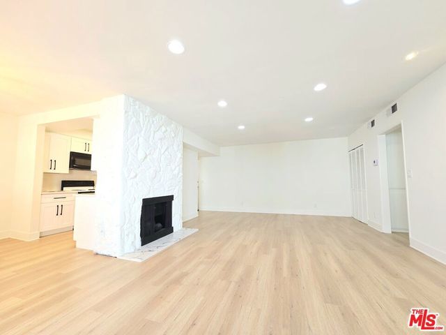 1262 S Barrington Avenue 204, Los Angeles, CA 90025