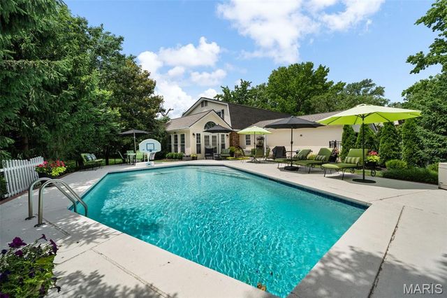12226 Royal Valley Drive, Creve Coeur, MO 63141