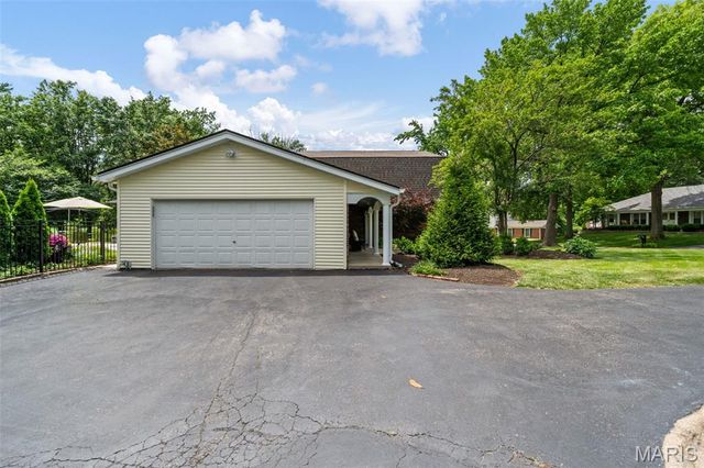12226 Royal Valley Drive, Creve Coeur, MO 63141