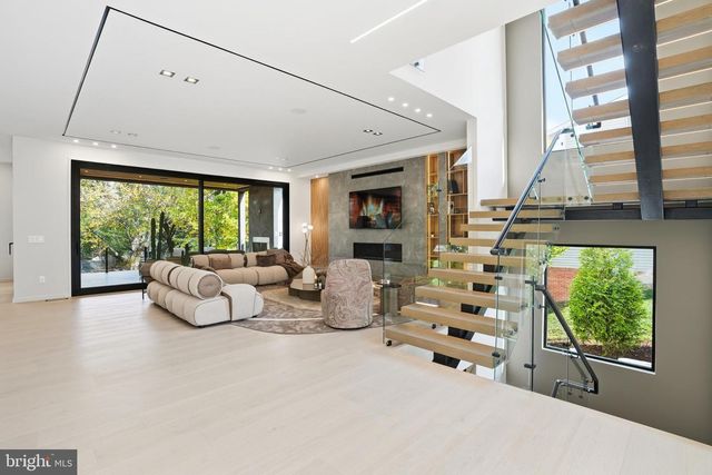 9408 OLD COURTHOUSE RD, Vienna, VA 22182