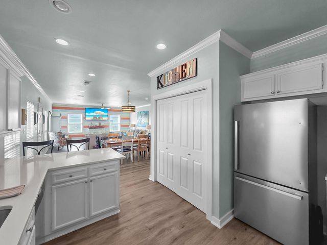 962 Surfside Drive, Crystal Beach, TX 77650