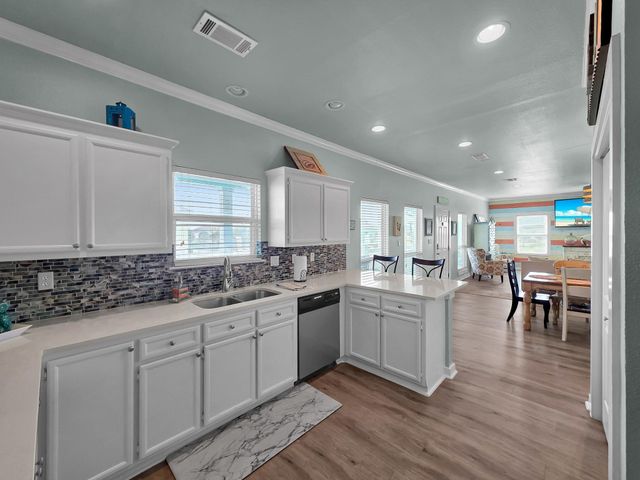 962 Surfside Drive, Crystal Beach, TX 77650