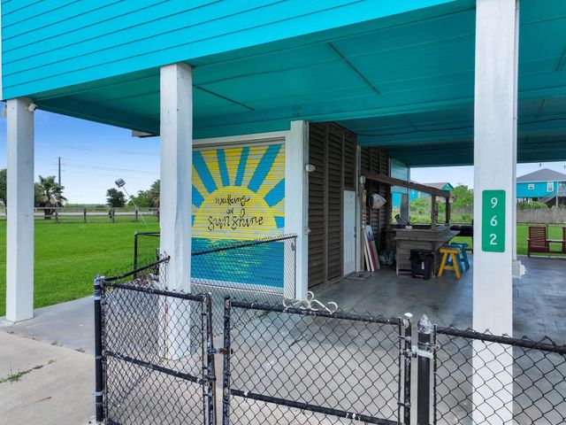962 Surfside Drive, Crystal Beach, TX 77650