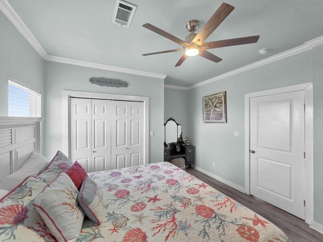 962 Surfside Drive, Crystal Beach, TX 77650